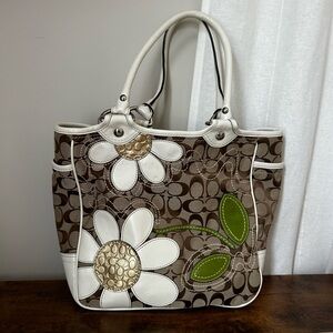 Coach Signature Bleecker Daisy Tote